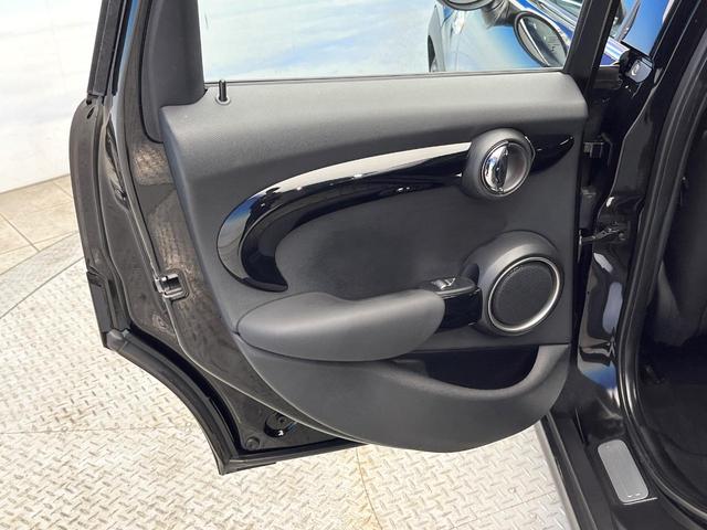 ＭＩＮＩ クーパーＳ　ライトＰＫＧ　アダプティブＬＥＤヘッドランプ　ＥＴＣ内蔵ルームミラー　デュアルオートエアコン　クルーズコントロール　純正ナビ　スマートキー　Ｂｌｕｅｔｏｏｔｈ　ＵＳＢ端子　禁煙車（41枚目）