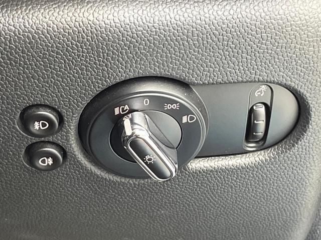 ＭＩＮＩ クーパーＳ　ライトＰＫＧ　アダプティブＬＥＤヘッドランプ　ＥＴＣ内蔵ルームミラー　デュアルオートエアコン　クルーズコントロール　純正ナビ　スマートキー　Ｂｌｕｅｔｏｏｔｈ　ＵＳＢ端子　禁煙車（49枚目）