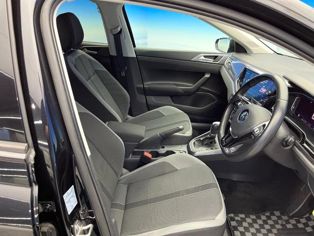 ポロ ＴＳＩ　Ｒライン　セーフティＰＫＧ　ディスカバープロＰＫＧ　テクノロジーＰＫＧ　バックカメラ　アダプティブクルーズコントロール　ＬＥＤヘッドランプ　スポーツサスペンション　レインセンサー　デュアルオートエアコン　禁煙車（9枚目）