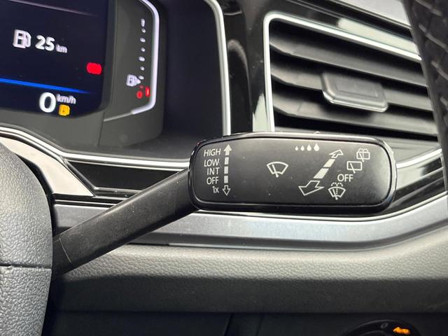 ポロ ＴＳＩ　Ｒライン　セーフティＰＫＧ　ディスカバープロＰＫＧ　テクノロジーＰＫＧ　バックカメラ　アダプティブクルーズコントロール　ＬＥＤヘッドランプ　スポーツサスペンション　レインセンサー　デュアルオートエアコン　禁煙車（50枚目）