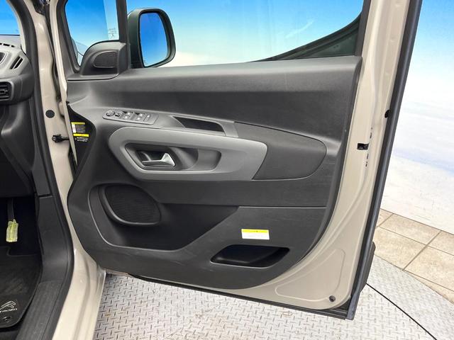 ベルランゴ シャイン　ワンオーナー　マルチパノラミックルーフ　ＡＰＰＬＥＣＡＲＰＬＡＹ　バックカメラ　後席３席独立シート　後席サンブラインド　スマートフォンワイヤレスチャージング　デュアルオートエアコン　禁煙車（31枚目）