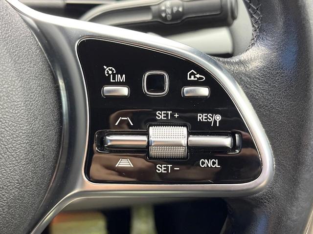 ●ディストロニックプラス：都市、郊外、高速道路などの走行時に、ステレオマルチパーパスカメラとレーダーセンサーにより、前走車を認識して速度に応じた車間距離を維持する次世代のクルコン！