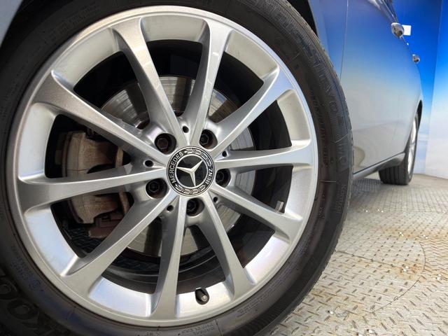 ●純正１７インチアルミホイール：輸入車ならではの卓越した走りを支えるホイールと足回りです！日本車の走りに慣れている方にもぜひ体感して頂きたいほど、高いレベルでまとまっています！