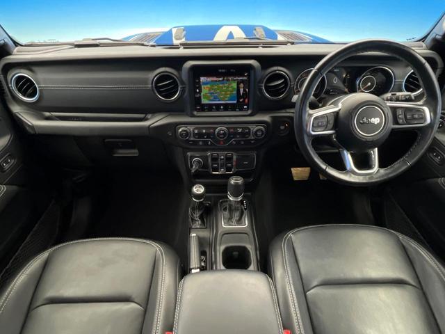 ジープ・ラングラーアンリミテッド サハラ ワンオーナー レーダークルーズコントロール 黒革シート 前席シートヒーター ダウンヒルアシスト デュアルオートエアコン バックカメラ 衝突軽減システム コーナーセンサー オートライト フルセグ 禁煙車(2枚目)