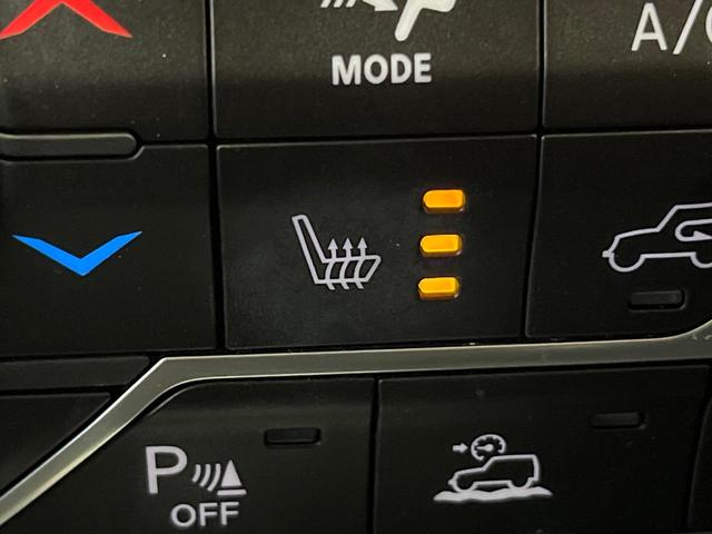 ジープ・ラングラーアンリミテッド サハラ ワンオーナー レーダークルーズコントロール 黒革シート 前席シートヒーター ダウンヒルアシスト デュアルオートエアコン バックカメラ 衝突軽減システム コーナーセンサー オートライト フルセグ 禁煙車(7枚目)