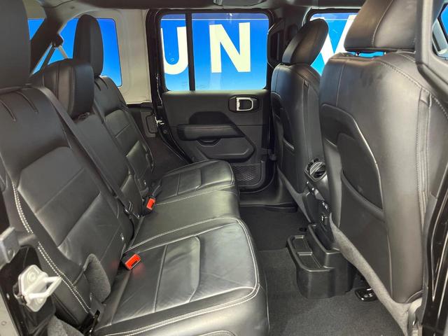 ジープ・ラングラーアンリミテッド サハラ ワンオーナー レーダークルーズコントロール 黒革シート 前席シートヒーター ダウンヒルアシスト デュアルオートエアコン バックカメラ 衝突軽減システム コーナーセンサー オートライト フルセグ 禁煙車(10枚目)