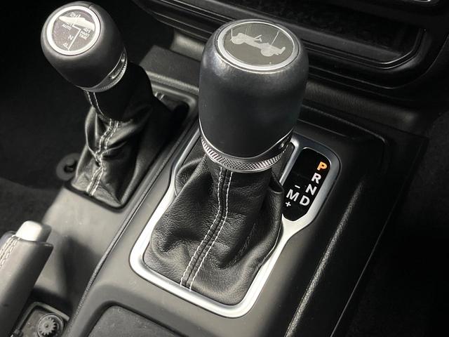 ジープ・ラングラーアンリミテッド サハラ ワンオーナー レーダークルーズコントロール 黒革シート 前席シートヒーター ダウンヒルアシスト デュアルオートエアコン バックカメラ 衝突軽減システム コーナーセンサー オートライト フルセグ 禁煙車(12枚目)