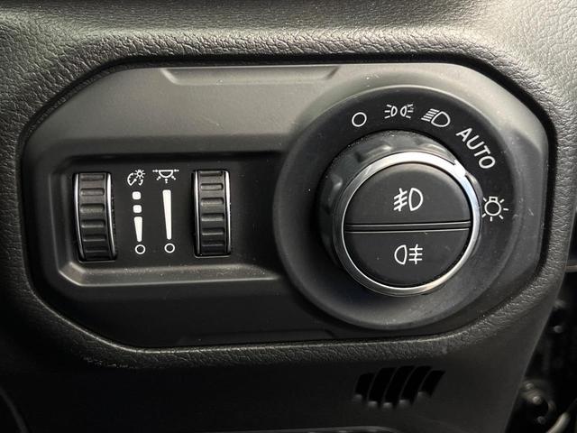 ジープ・ラングラーアンリミテッド サハラ ワンオーナー レーダークルーズコントロール 黒革シート 前席シートヒーター ダウンヒルアシスト デュアルオートエアコン バックカメラ 衝突軽減システム コーナーセンサー オートライト フルセグ 禁煙車(56枚目)