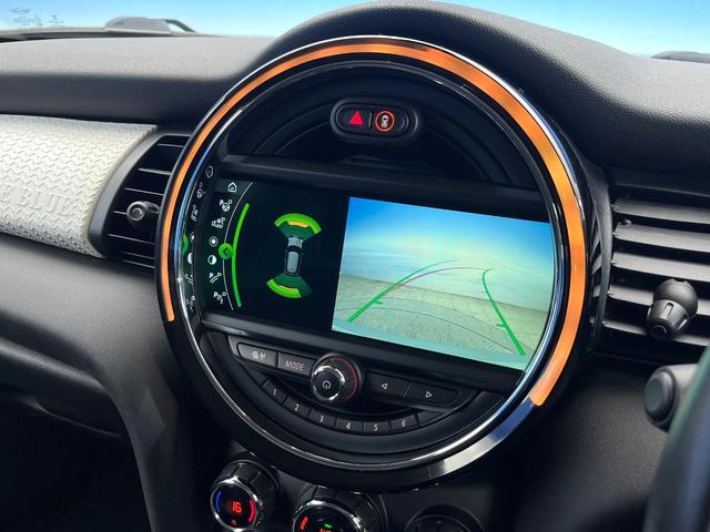 ●ガイドライン付きバックカメラ：不安な駐車もこれで安心！ガイドライン付きなので狭い箇所での駐車もラクラクです！