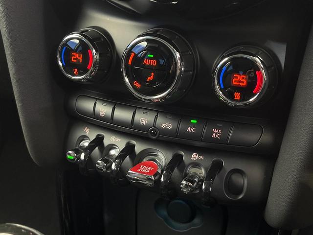 ●デュアルオートエアコン：運転席・助手席それぞれで温度設定が可能な独立式オートエアコンを標準装備しております！