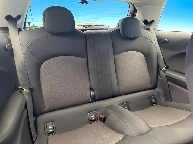 ●後部座席も気になるようなキズ・汚れやへたり等、大きなダメージはなく、良好な状態です。