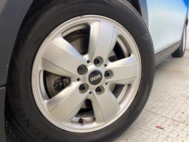 ●純正１５インチアルミホイール：輸入車ならではの卓越した走りを支えるホイールと足回りです！日本車の走りに慣れている方にもぜひ体感して頂きたいほど、高いレベルでまとまっています！