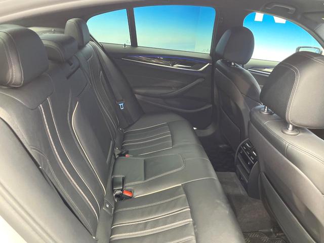 ●後部座席も気になるようなキズ・汚れやへたり等、大きなダメージはなく、良好な状態です。