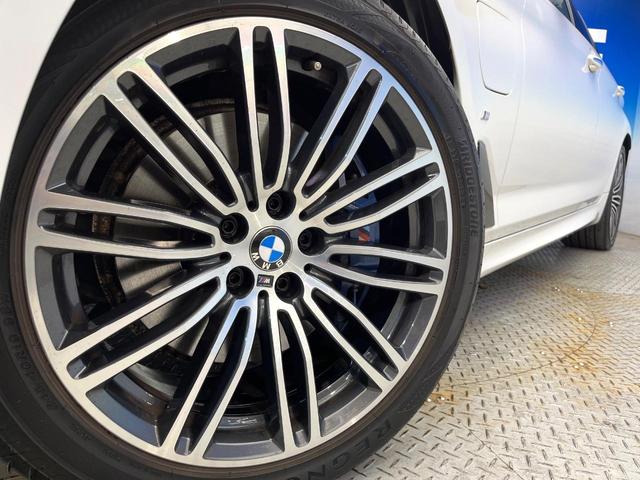 ●純正１９インチアルミホイール：輸入車ならではの卓越した走りを支えるホイールと足回りです！日本車の走りに慣れている方にもぜひ体感して頂きたいほど、高いレベルでまとまっています！