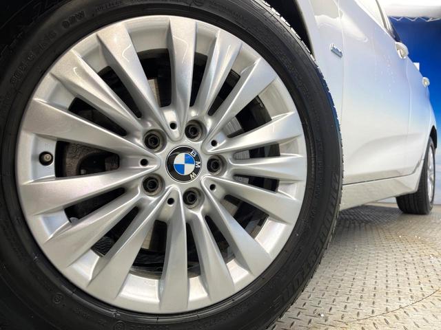 ●純正１６インチアルミホイール：輸入車ならではの卓越した走りを支えるホイールと足回りです！日本車の走りに慣れている方にもぜひ体感して頂きたいほど、高いレベルでまとまっています！