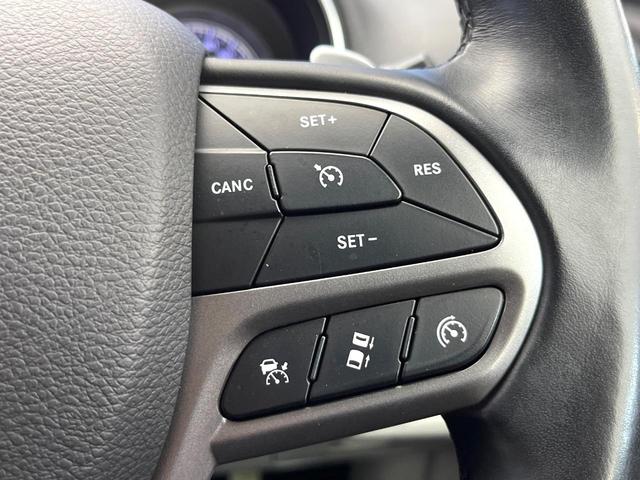 ジープ・チェロキー リミテッド　後期モデル　白革シート　アダプティブクルーズ　ＬＥＤ　前席シートヒーター　シートベンチレーション　電動リアゲート　純正１８インチアルミ　フルセグ　禁煙車（6枚目）