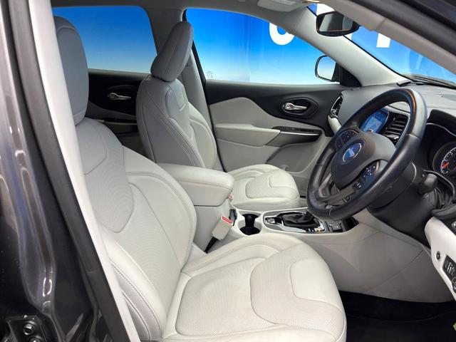 ジープ・チェロキー リミテッド　後期モデル　白革シート　アダプティブクルーズ　ＬＥＤ　前席シートヒーター　シートベンチレーション　電動リアゲート　純正１８インチアルミ　フルセグ　禁煙車（9枚目）