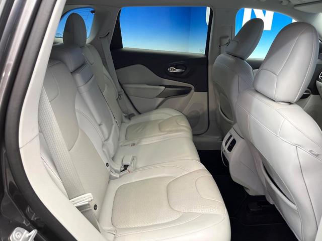 ジープ・チェロキー リミテッド　後期モデル　白革シート　アダプティブクルーズ　ＬＥＤ　前席シートヒーター　シートベンチレーション　電動リアゲート　純正１８インチアルミ　フルセグ　禁煙車（10枚目）