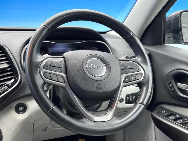 ジープ・チェロキー リミテッド　後期モデル　白革シート　アダプティブクルーズ　ＬＥＤ　前席シートヒーター　シートベンチレーション　電動リアゲート　純正１８インチアルミ　フルセグ　禁煙車（11枚目）