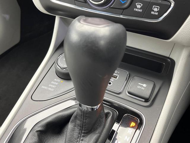 ジープ・チェロキー リミテッド　後期モデル　白革シート　アダプティブクルーズ　ＬＥＤ　前席シートヒーター　シートベンチレーション　電動リアゲート　純正１８インチアルミ　フルセグ　禁煙車（12枚目）