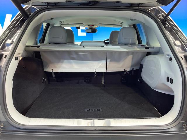 ジープ・チェロキー リミテッド　後期モデル　白革シート　アダプティブクルーズ　ＬＥＤ　前席シートヒーター　シートベンチレーション　電動リアゲート　純正１８インチアルミ　フルセグ　禁煙車（13枚目）