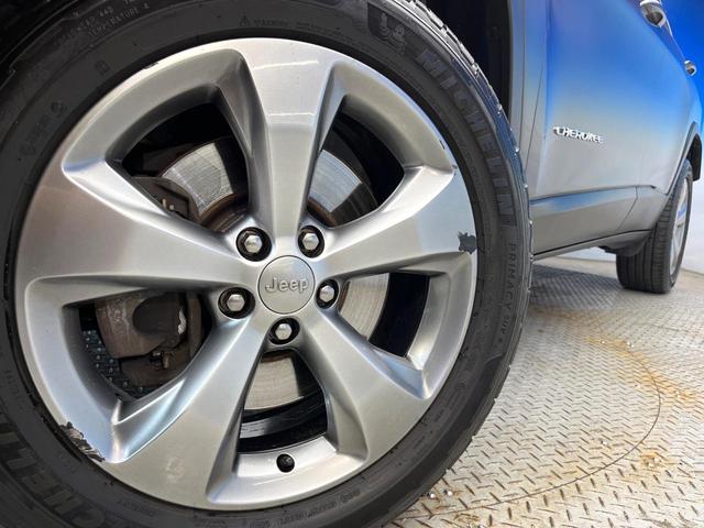 ジープ・チェロキー リミテッド　後期モデル　白革シート　アダプティブクルーズ　ＬＥＤ　前席シートヒーター　シートベンチレーション　電動リアゲート　純正１８インチアルミ　フルセグ　禁煙車（14枚目）