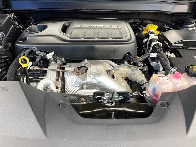 ジープ・チェロキー リミテッド　後期モデル　白革シート　アダプティブクルーズ　ＬＥＤ　前席シートヒーター　シートベンチレーション　電動リアゲート　純正１８インチアルミ　フルセグ　禁煙車（19枚目）