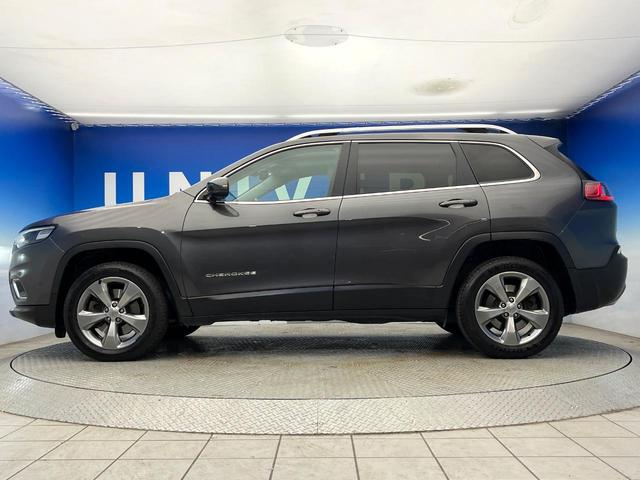 ジープ・チェロキー リミテッド　後期モデル　白革シート　アダプティブクルーズ　ＬＥＤ　前席シートヒーター　シートベンチレーション　電動リアゲート　純正１８インチアルミ　フルセグ　禁煙車（22枚目）