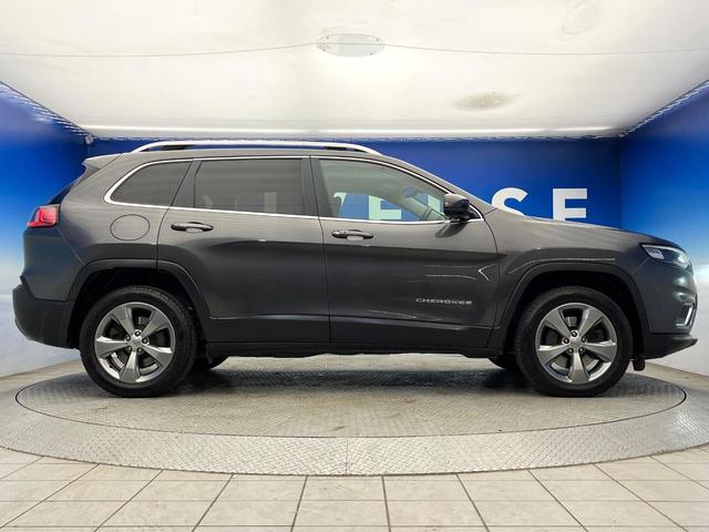 ジープ・チェロキー リミテッド　後期モデル　白革シート　アダプティブクルーズ　ＬＥＤ　前席シートヒーター　シートベンチレーション　電動リアゲート　純正１８インチアルミ　フルセグ　禁煙車（23枚目）