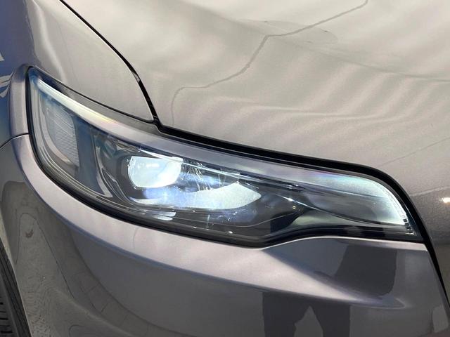 ジープ・チェロキー リミテッド　後期モデル　白革シート　アダプティブクルーズ　ＬＥＤ　前席シートヒーター　シートベンチレーション　電動リアゲート　純正１８インチアルミ　フルセグ　禁煙車（24枚目）