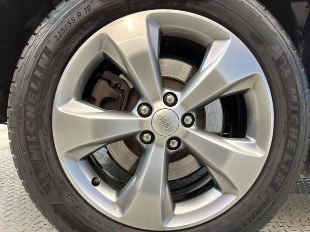 ジープ・チェロキー リミテッド　後期モデル　白革シート　アダプティブクルーズ　ＬＥＤ　前席シートヒーター　シートベンチレーション　電動リアゲート　純正１８インチアルミ　フルセグ　禁煙車（30枚目）