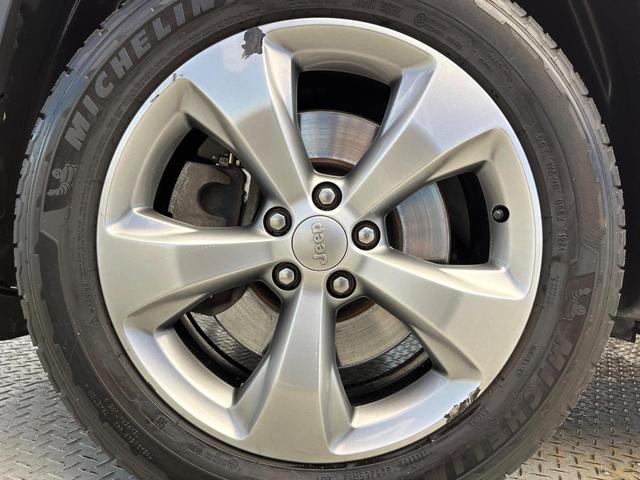 ジープ・チェロキー リミテッド　後期モデル　白革シート　アダプティブクルーズ　ＬＥＤ　前席シートヒーター　シートベンチレーション　電動リアゲート　純正１８インチアルミ　フルセグ　禁煙車（31枚目）