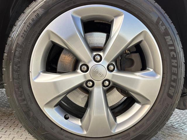 ジープ・チェロキー リミテッド　後期モデル　白革シート　アダプティブクルーズ　ＬＥＤ　前席シートヒーター　シートベンチレーション　電動リアゲート　純正１８インチアルミ　フルセグ　禁煙車（32枚目）