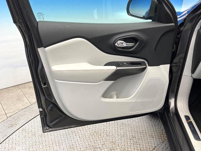 ジープ・チェロキー リミテッド　後期モデル　白革シート　アダプティブクルーズ　ＬＥＤ　前席シートヒーター　シートベンチレーション　電動リアゲート　純正１８インチアルミ　フルセグ　禁煙車（39枚目）