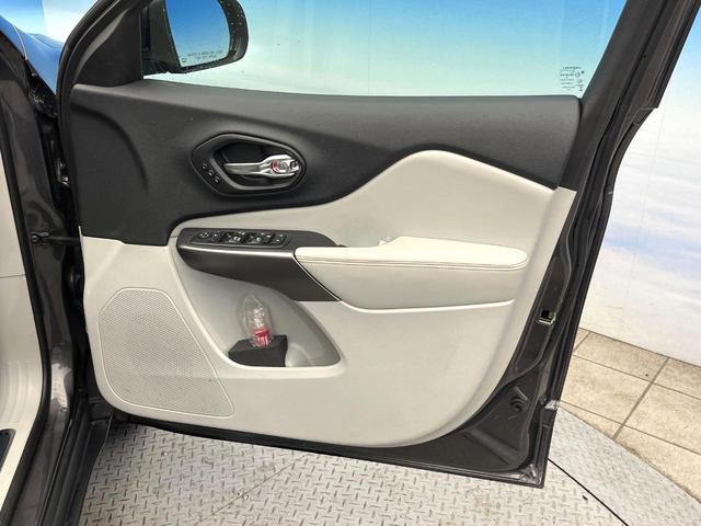 ジープ・チェロキー リミテッド　後期モデル　白革シート　アダプティブクルーズ　ＬＥＤ　前席シートヒーター　シートベンチレーション　電動リアゲート　純正１８インチアルミ　フルセグ　禁煙車（40枚目）