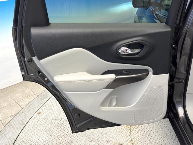 ジープ・チェロキー リミテッド　後期モデル　白革シート　アダプティブクルーズ　ＬＥＤ　前席シートヒーター　シートベンチレーション　電動リアゲート　純正１８インチアルミ　フルセグ　禁煙車（41枚目）