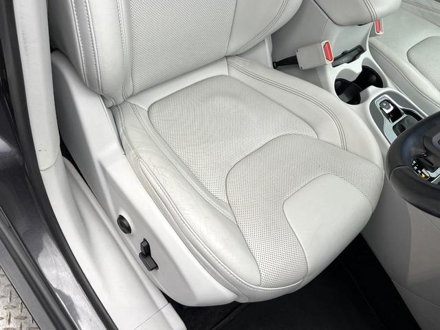 ジープ・チェロキー リミテッド　後期モデル　白革シート　アダプティブクルーズ　ＬＥＤ　前席シートヒーター　シートベンチレーション　電動リアゲート　純正１８インチアルミ　フルセグ　禁煙車（43枚目）