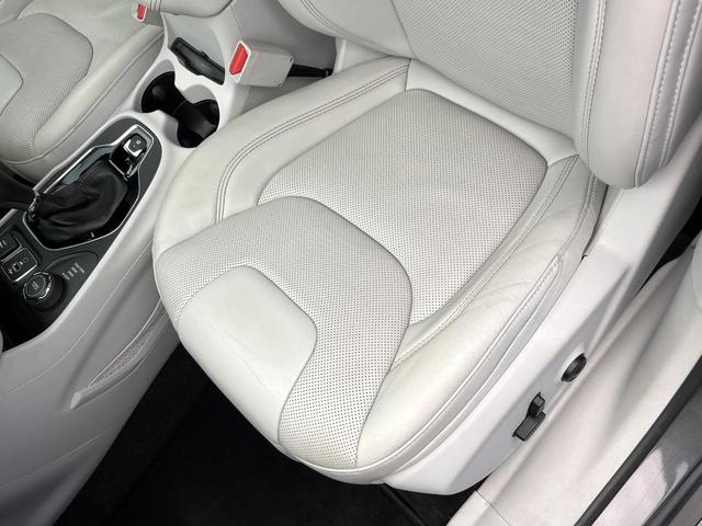 ジープ・チェロキー リミテッド　後期モデル　白革シート　アダプティブクルーズ　ＬＥＤ　前席シートヒーター　シートベンチレーション　電動リアゲート　純正１８インチアルミ　フルセグ　禁煙車（44枚目）