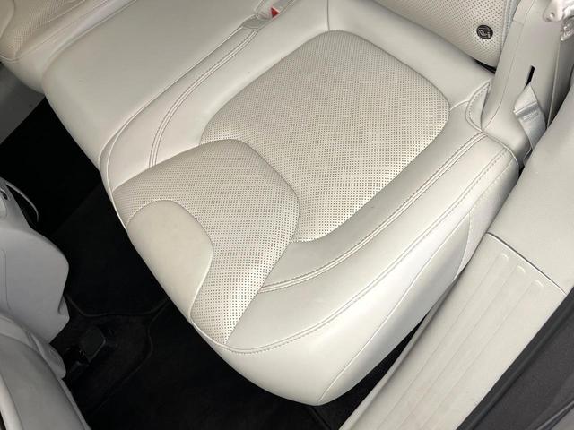 ジープ・チェロキー リミテッド　後期モデル　白革シート　アダプティブクルーズ　ＬＥＤ　前席シートヒーター　シートベンチレーション　電動リアゲート　純正１８インチアルミ　フルセグ　禁煙車（46枚目）