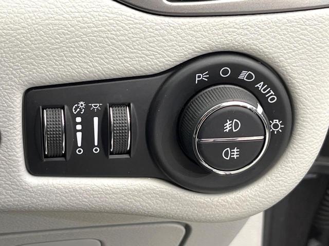 ジープ・チェロキー リミテッド　後期モデル　白革シート　アダプティブクルーズ　ＬＥＤ　前席シートヒーター　シートベンチレーション　電動リアゲート　純正１８インチアルミ　フルセグ　禁煙車（49枚目）