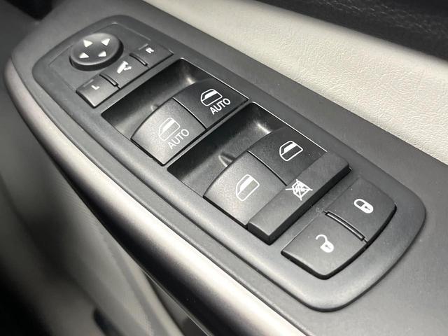 ジープ・チェロキー リミテッド　後期モデル　白革シート　アダプティブクルーズ　ＬＥＤ　前席シートヒーター　シートベンチレーション　電動リアゲート　純正１８インチアルミ　フルセグ　禁煙車（50枚目）