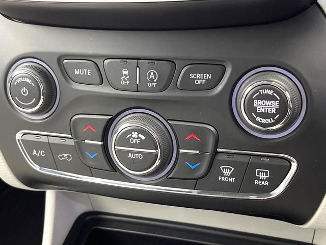 ジープ・チェロキー リミテッド　後期モデル　白革シート　アダプティブクルーズ　ＬＥＤ　前席シートヒーター　シートベンチレーション　電動リアゲート　純正１８インチアルミ　フルセグ　禁煙車（61枚目）