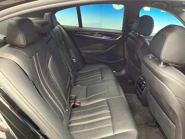 ５シリーズ ５３０ｉ　Ｍスポーツ　全周囲カメラ　革シート　全席シートヒーター　パワーバックドア　パドルシフト　ハイビームアシスト　アンビエントライト　純正１９インチＡＷ　Ｍスポーツサスペンション　ＣＤ／ＤＶＤ再生　地デジＴＶ　禁煙車（10枚目）