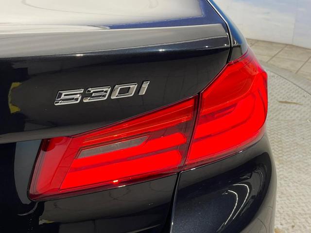 ５シリーズ ５３０ｉ　Ｍスポーツ　全周囲カメラ　革シート　全席シートヒーター　パワーバックドア　パドルシフト　ハイビームアシスト　アンビエントライト　純正１９インチＡＷ　Ｍスポーツサスペンション　ＣＤ／ＤＶＤ再生　地デジＴＶ　禁煙車（27枚目）