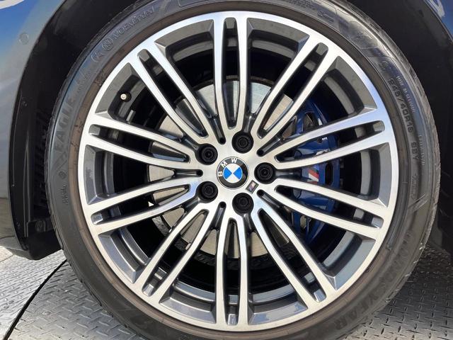 ５シリーズ ５３０ｉ　Ｍスポーツ　全周囲カメラ　革シート　全席シートヒーター　パワーバックドア　パドルシフト　ハイビームアシスト　アンビエントライト　純正１９インチＡＷ　Ｍスポーツサスペンション　ＣＤ／ＤＶＤ再生　地デジＴＶ　禁煙車（34枚目）
