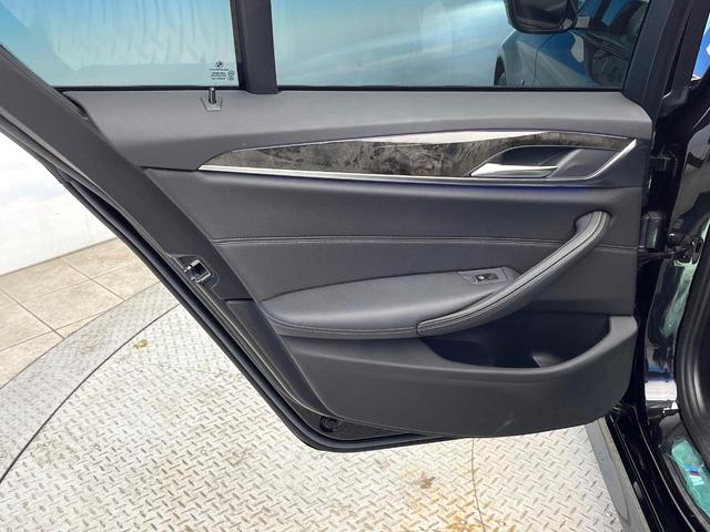 ５シリーズ ５３０ｉ　Ｍスポーツ　全周囲カメラ　革シート　全席シートヒーター　パワーバックドア　パドルシフト　ハイビームアシスト　アンビエントライト　純正１９インチＡＷ　Ｍスポーツサスペンション　ＣＤ／ＤＶＤ再生　地デジＴＶ　禁煙車（42枚目）