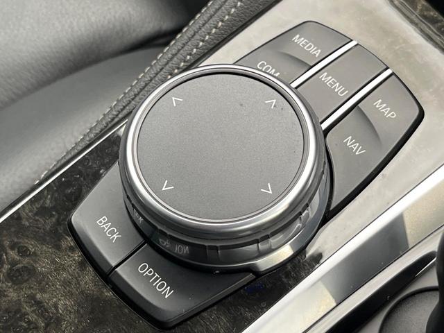 ５シリーズ ５３０ｉ　Ｍスポーツ　全周囲カメラ　革シート　全席シートヒーター　パワーバックドア　パドルシフト　ハイビームアシスト　アンビエントライト　純正１９インチＡＷ　Ｍスポーツサスペンション　ＣＤ／ＤＶＤ再生　地デジＴＶ　禁煙車（61枚目）