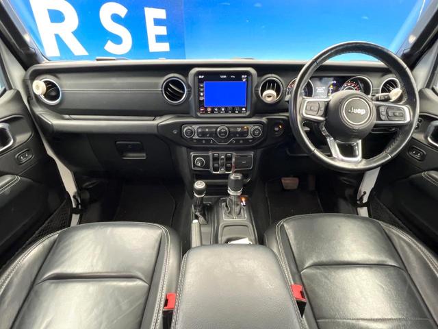 ジープ・ラングラーアンリミテッド サハラ　黒革シート　アダプティブクルーズ　ＬＥＤヘッドランプ　純正ナビ　バックカメラ　前席シートヒーター　ハンドルヒーター　デュアルオートエアコン　Ｂｌｕｅｔｏｏｔｈ再生　スマートキー　禁煙車　４ＷＤ（2枚目）