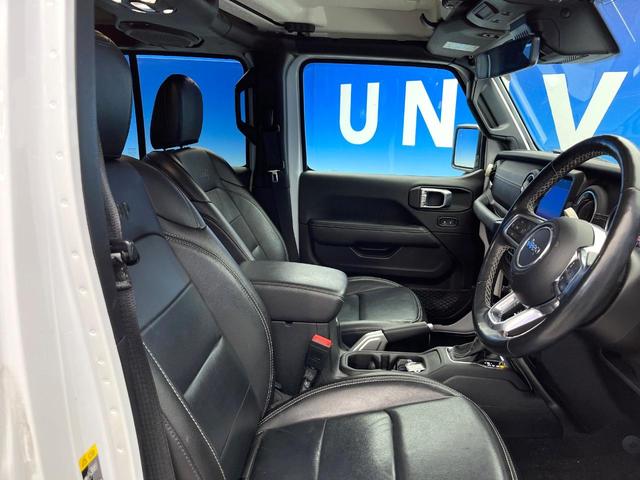 ジープ・ラングラーアンリミテッド サハラ　黒革シート　アダプティブクルーズ　ＬＥＤヘッドランプ　純正ナビ　バックカメラ　前席シートヒーター　ハンドルヒーター　デュアルオートエアコン　Ｂｌｕｅｔｏｏｔｈ再生　スマートキー　禁煙車　４ＷＤ（10枚目）