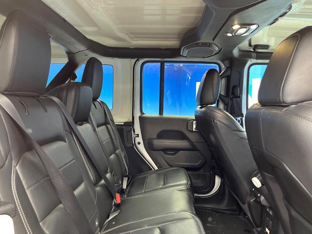 ジープ・ラングラーアンリミテッド サハラ　黒革シート　アダプティブクルーズ　ＬＥＤヘッドランプ　純正ナビ　バックカメラ　前席シートヒーター　ハンドルヒーター　デュアルオートエアコン　Ｂｌｕｅｔｏｏｔｈ再生　スマートキー　禁煙車　４ＷＤ（11枚目）